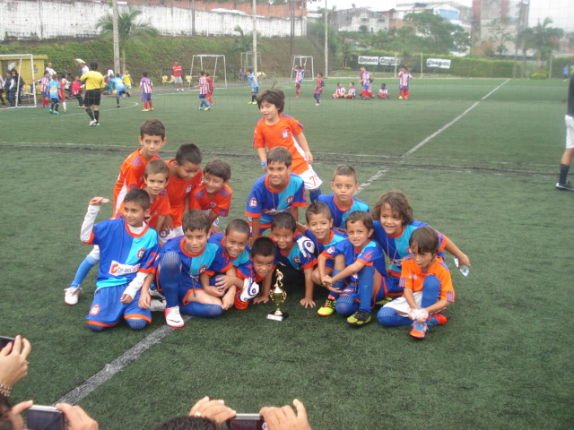Categoría infantil con trofeo en cancha