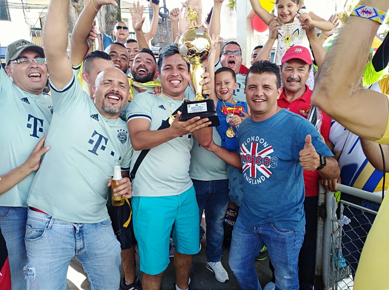 Atletas adultos celebrando trofeo