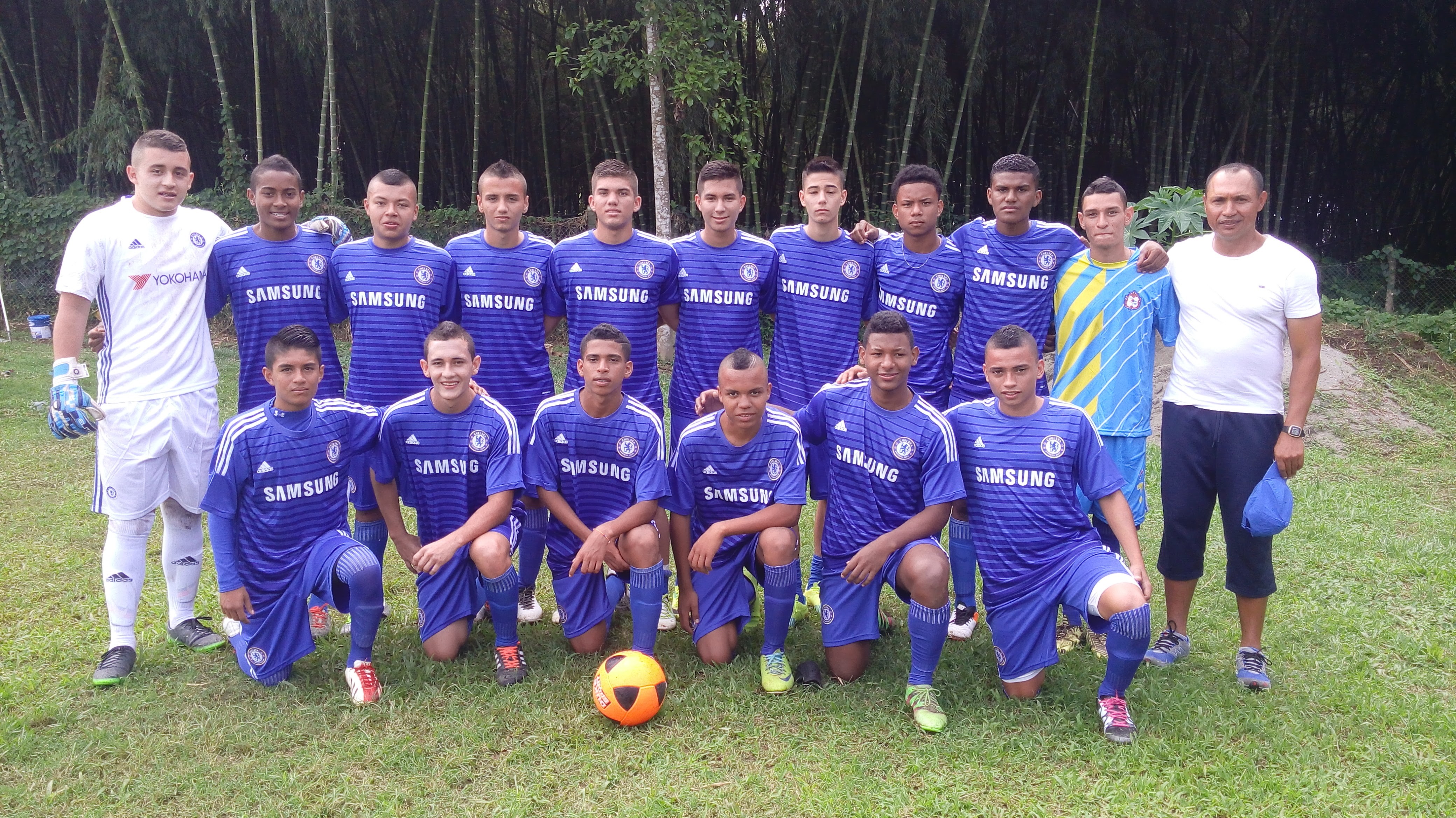 Equipo juvenil de la escuela posando en cancha