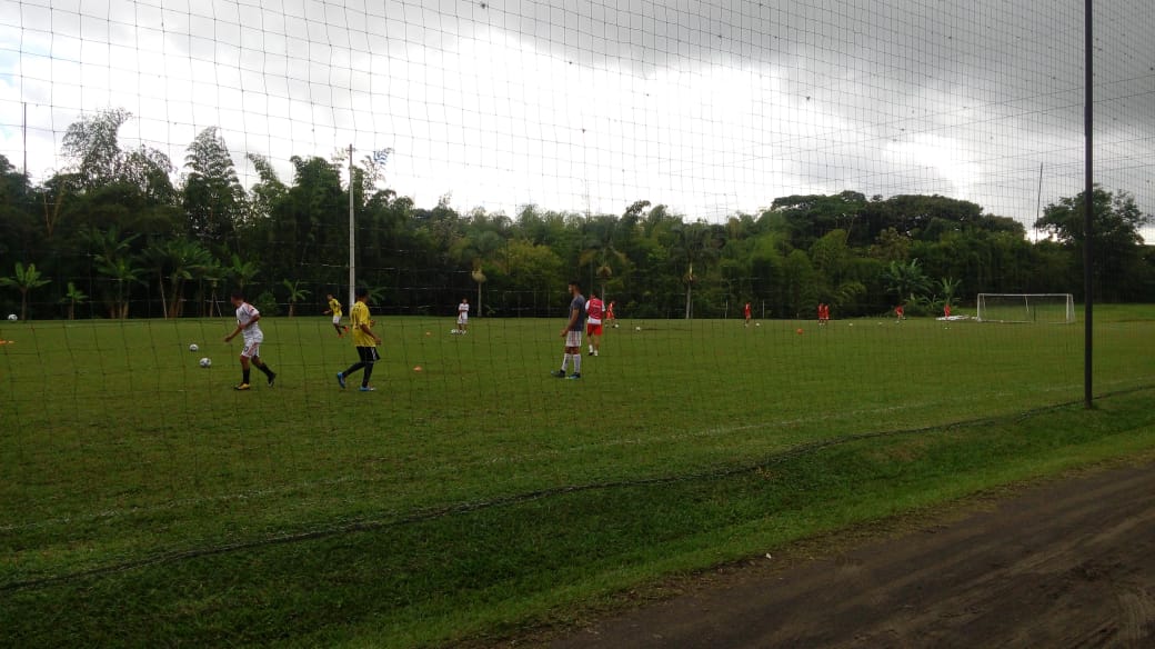 Sesión de entrenamiento en cancha de la escuela